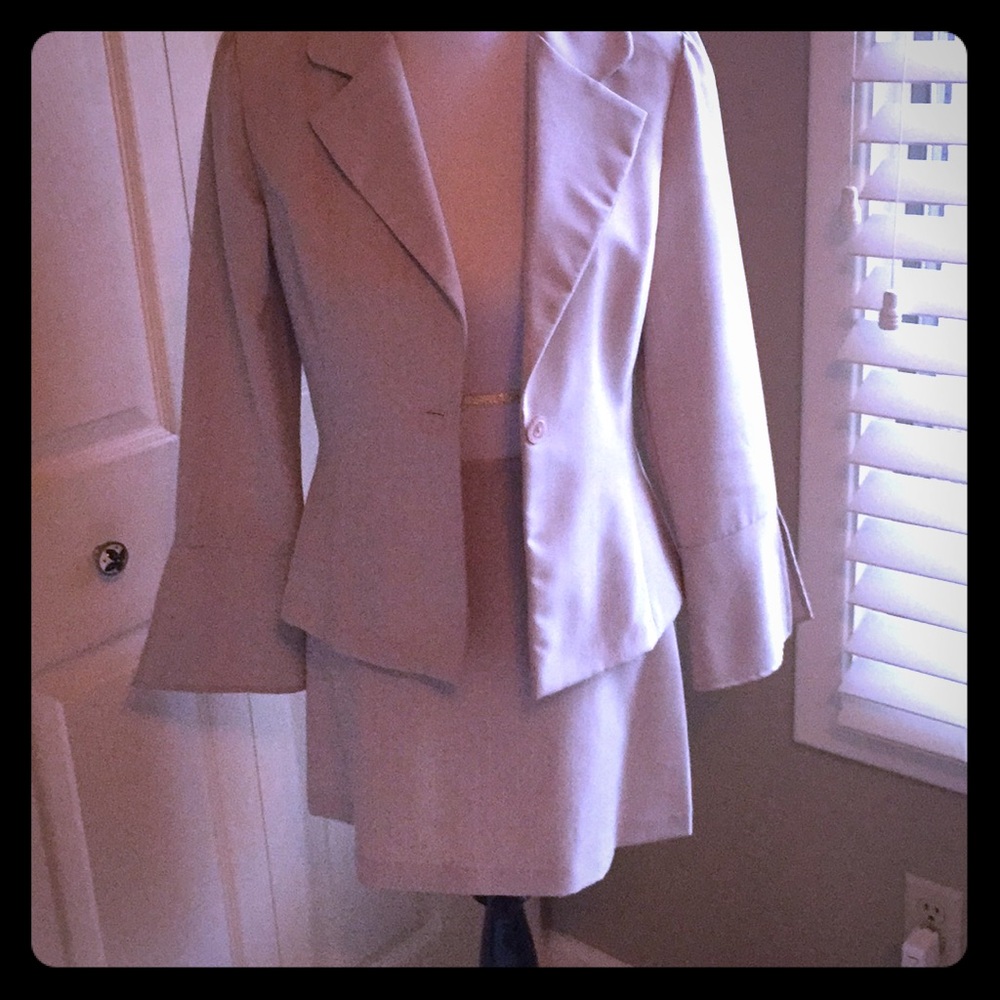 Neutral color suit